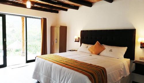 Queen Suite with Pool View