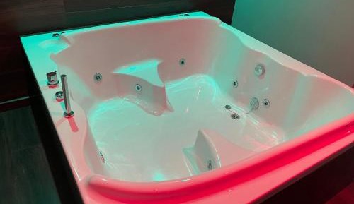 Romantic Apartment with Jacuzzi