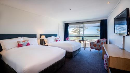 Pacific View Superior Twin Room