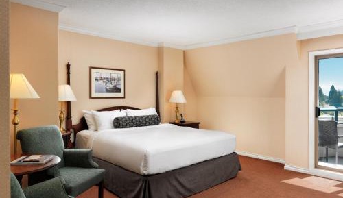 Victoria Room: Queen Bed