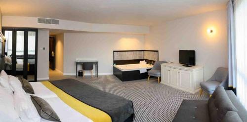 Deluxe Room with Jacuzzi And Partial Lake View