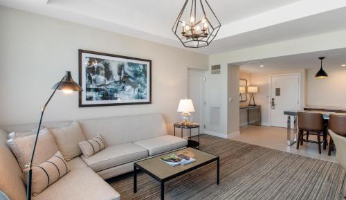 Luxury Plaza Suite - 1 King Bed