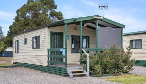 Superior 2 Bedroom Cabin - Pet Friendly