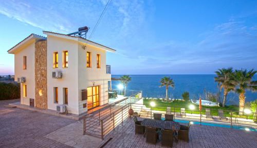 Three-Bedroom Villa with Private Pool and Sea View