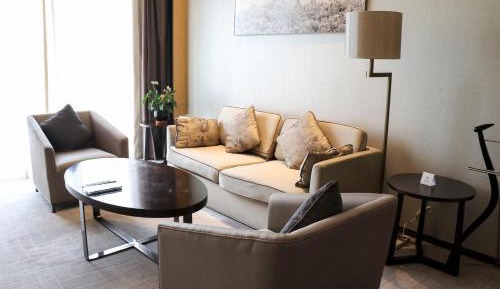 One-Bedroom Suite with Bath View