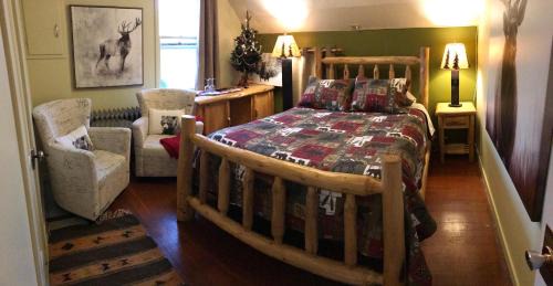 Queen Room with Private Bathroom and Mountain View