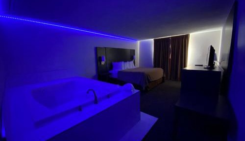 Suite with Hot Tub