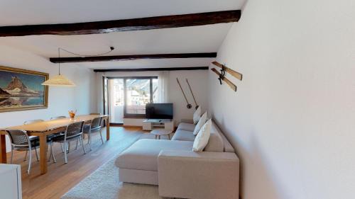 Apartment with Mountain View