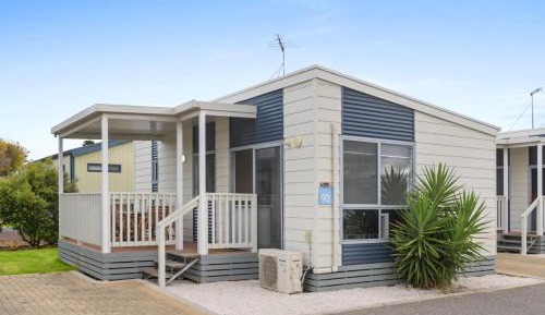 Deluxe Two-Bedroom Cabin - Sleeps 6