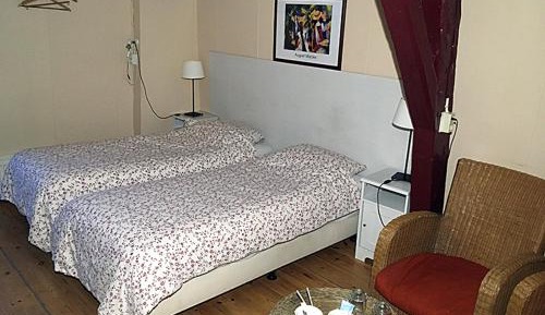 Large Twin Room with Private Bathroom
