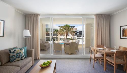 One-bedroom spa suite - pool access