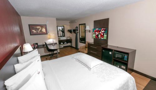 Premium King Room Smoke Free (Upgraded Bedding & Snack Box)