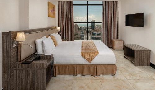 Junior Queen Suite 19th Floor
