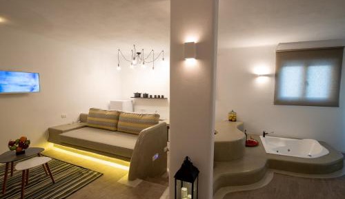 Suite - Split Level with Pool & Sea View