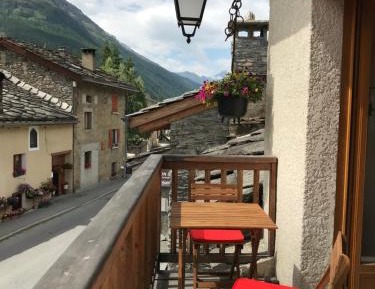 Apartment with Mountain View