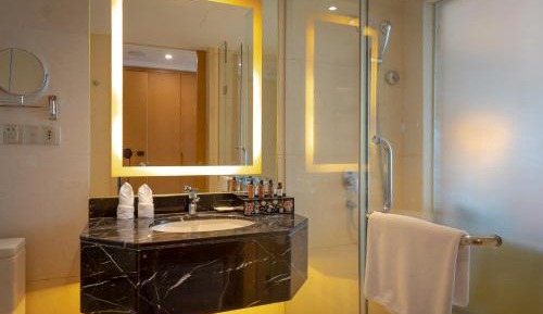 Deluxe Queen or Twin Room with Mountain View