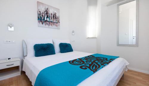One-Bedroom Apartment with Balcony and Direct Sea View