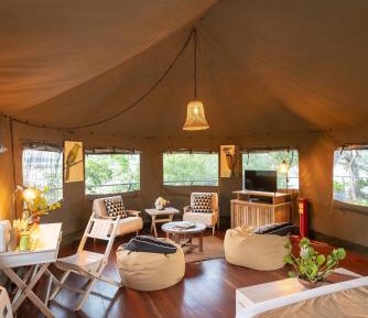 Honeymoon Suite with Lake View (Complimentary Cocktail & Free Bird Watching Nature Trail)  