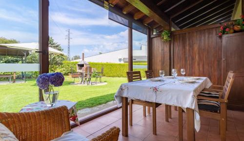 Two-Bedroom Apartment with Garden access and private Porche