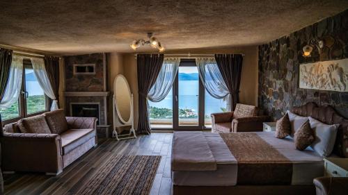 Deluxe King Room (2 Adults + 1 Child)