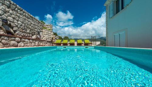 Three-Bedroom Apartment with Swimming Pool and Sea View 