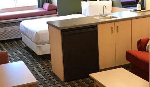 Deluxe Queen Suite