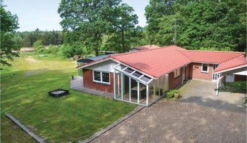 Three-Bedroom Holiday Home 