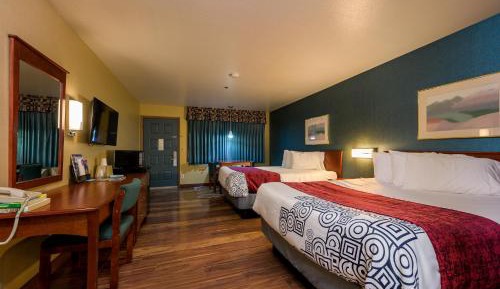 Queen Room with Two Queen Beds - Non-Smoking