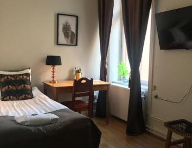 Budget Single Room with Shared Bathroom