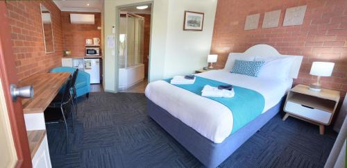 Deluxe Queen Room with Bath