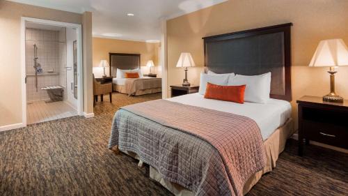 Queen Room with Two Queen Beds and Roll-In Shower - Disability Access