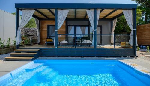 Deluxe Two-bedroom Mobile Home with Private Pool