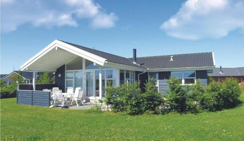 Three-Bedroom Holiday Home 