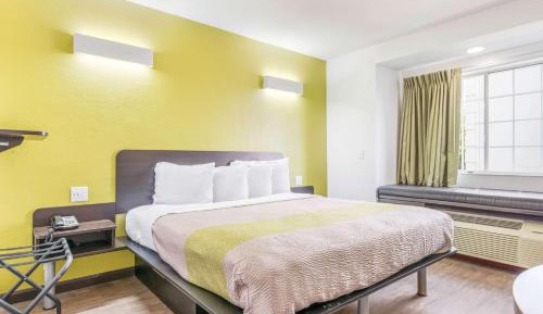 King Room with Roll-in Shower - Disability Access - Non-Smoking