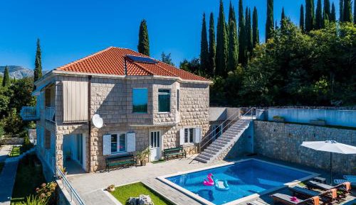 Three-Bedroom Villa with Terrace and Swimming Pool