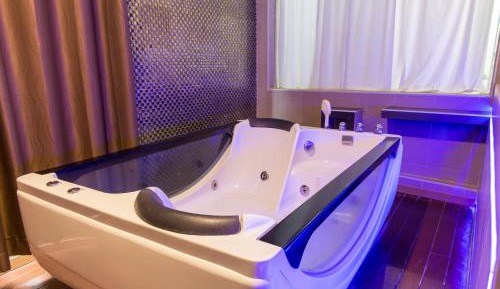 King Room with Spa Bath