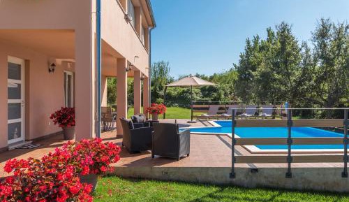 Apartment with Pool View 