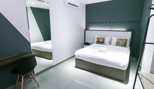 Deluxe Queen Room with Window