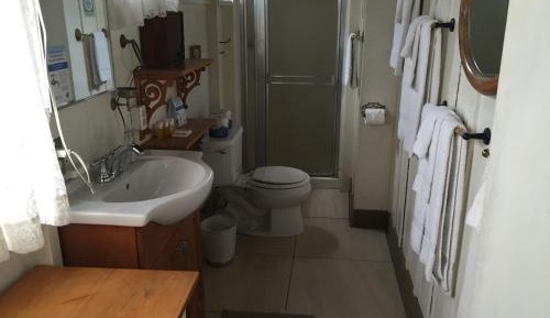 Sandcastle House - 1 Queen with 2 Twins