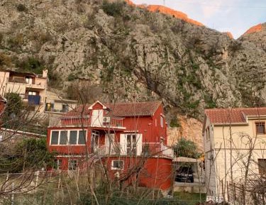 Economy Room with Bunk Beds and Shared Bathroom