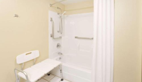 Queen Room - Mobility Access/Non-Smoking