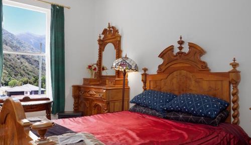 Queen Room with Shared Bathroom [Room 4]