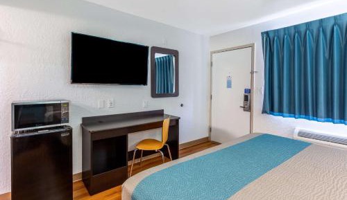 Deluxe King Room - Non-Smoking