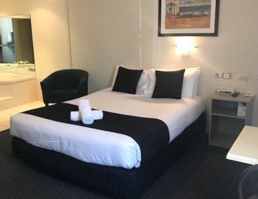 Queen Room with Spa Bath