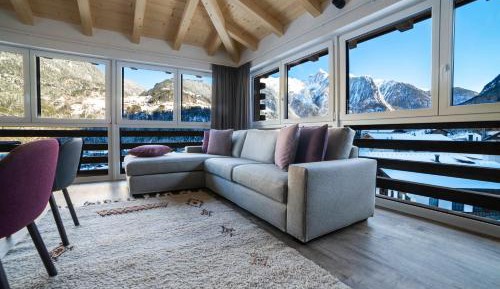 Apartment with Mountain View