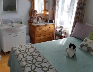 Queen Room with Shared Bathroom