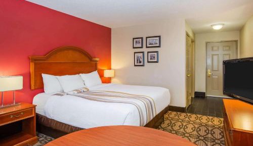 King Bed with Roll-In Shower - Mobility Accessible/Non-Smoking