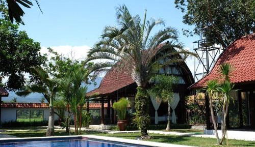 Villa with Garden View