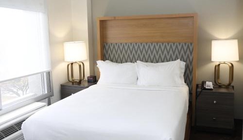 One-Bedroom Queen Suite