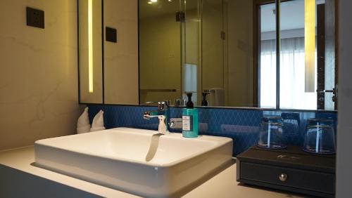 Standard King Room with City View and Mini-bar